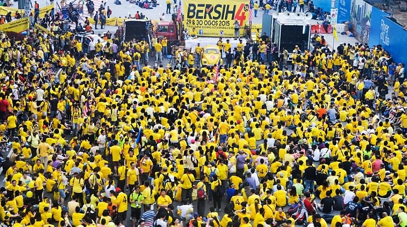 馬來西亞人民不滿首相涉嫌貪污，穿上黃衣集會請願。