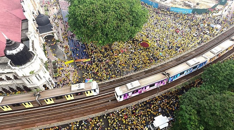 馬來西亞淨選盟反政府集會，出席人數高達 30 萬人。