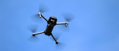 DJI Mavic Pro 飛行中（地面仰視）