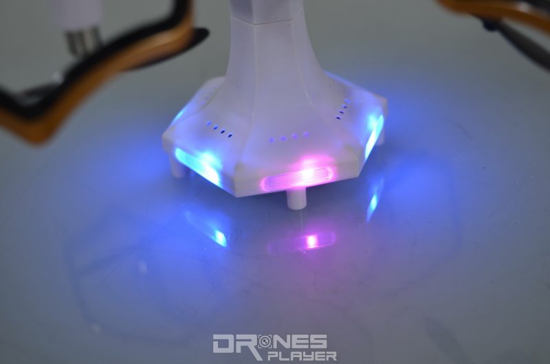 機底前後設有 LED 燈號。