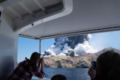 紐西蘭懷特島火山爆發釀 8 死　警：無人機定位部分失蹤者可能位置